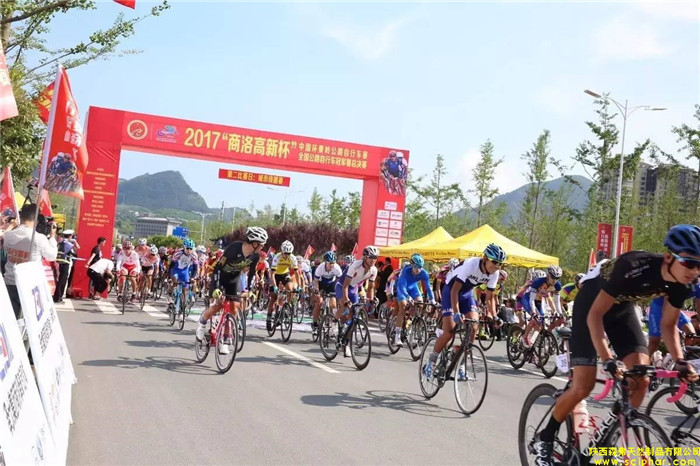 2017中國環(huán)秦賽城市繞圈賽順利舉行，陜西森弗集團(tuán)董事長金新康為獲獎(jiǎng)選手頒獎(jiǎng)